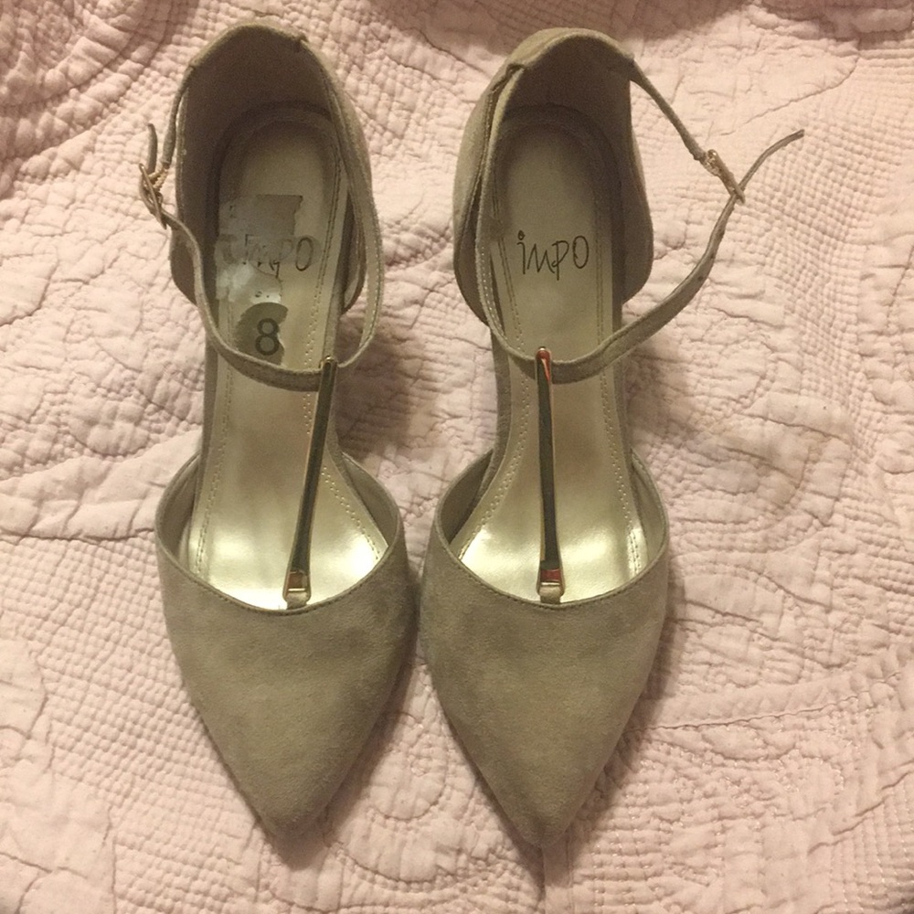 Suede taupe heels with medal bar